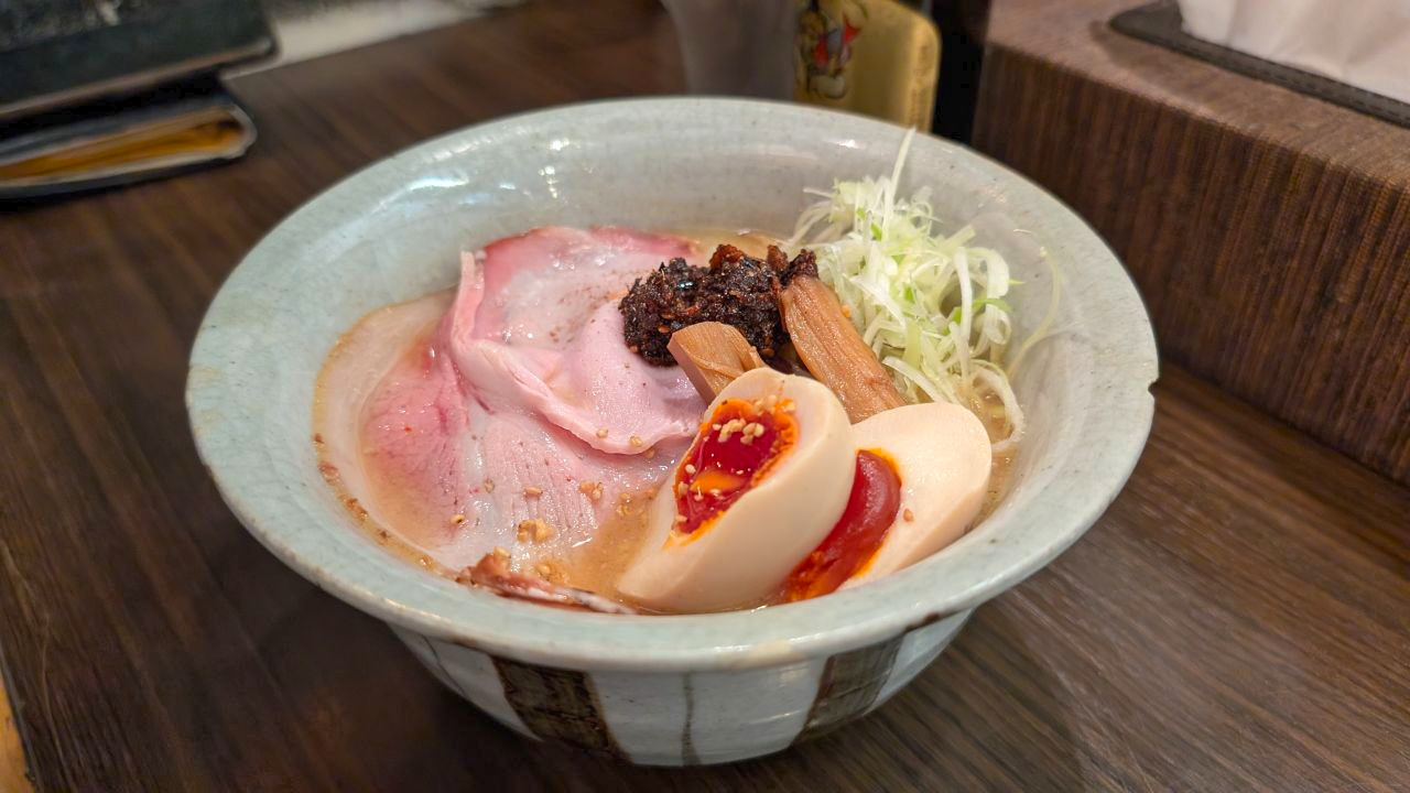 Ciotola di rāmen con carne chāshū, uova giapponesi e noodles