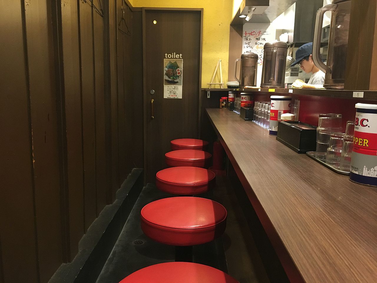 Sgabelli e bancone in un ristorante di ramen